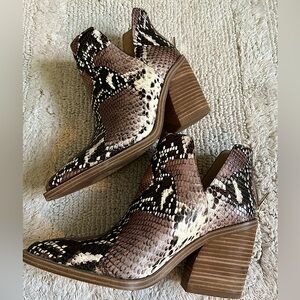 Vince Camuto 8M Gigietta snake embossed leather bootie